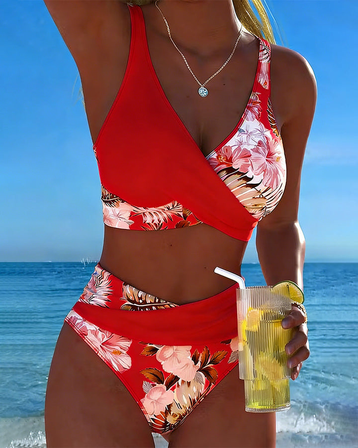 Bikini mit auffälligem Blumenmuster und seitlichem Schlitz